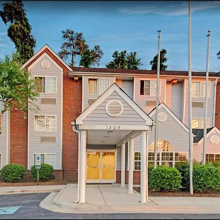 Travelers Inn And Suites Raleigh Buitenkant foto