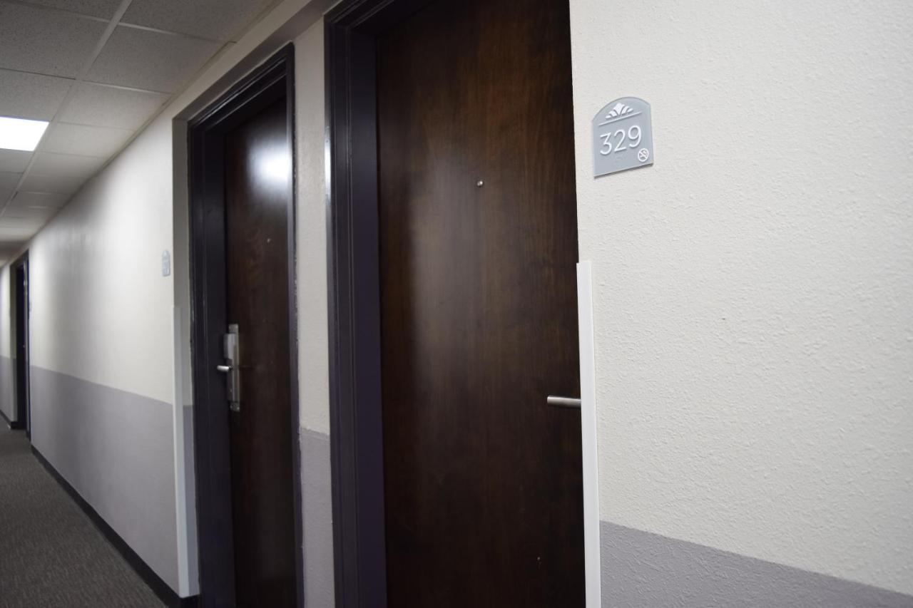 Travelers Inn And Suites Raleigh Buitenkant foto